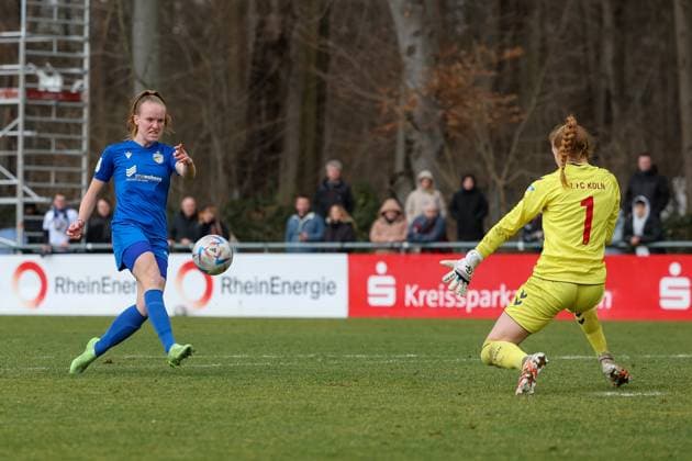 2. Frauen Bundesliga 2022-2023, 1. FC Köln U20 - FC Carl Zeiss Jena Tor zum 3:1 für FC Carl Zeiss Jena durch Luca Birkholz (FCC, 20) Köln RheinEnergie Sportpark, Kunstrasen Nordrhein-Westfalen Deutschland