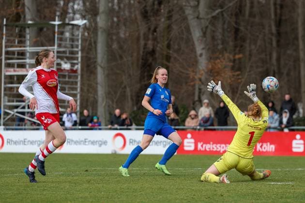 2. Frauen Bundesliga 2022-2023, 1. FC Köln U20 - FC Carl Zeiss Jena Tor zum 3:1 für FC Carl Zeiss Jena durch Luca Birkholz (FCC, 20) mit Maja Weber (FC U20, 15) und Kristin Krammer (FC U20, 1) Köln RheinEnergie Sportpark, Kunstrasen Nordrhein-Westfalen Deutschland