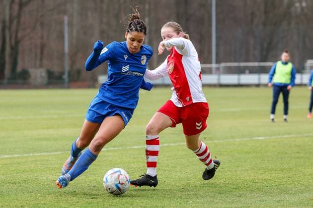 2. Frauen Bundesliga 2022-2023, 1. FC Köln U20 - FC Carl Zeiss Jena Josephine Bonsu (FCC, 9) setzt sich durch Köln RheinEnergie Sportpark, Kunstrasen Nordrhein-Westfalen Deutschland