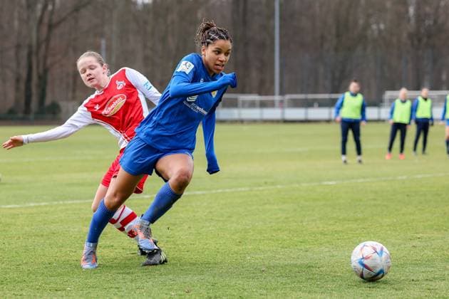2. Frauen Bundesliga 2022-2023, 1. FC Köln U20 - FC Carl Zeiss Jena Josephine Bonsu (FCC, 9) setzt sich durch Köln RheinEnergie Sportpark, Kunstrasen Nordrhein-Westfalen Deutschland