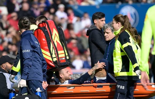 Sport Themen der Woche KW07 Sport Bilder des Tages Sortie sur blessure de Neymar Jr ( 10 - PSG ) - FOOTBALL : PSG vs Lille - Ligue 1 - 19 02 2023 FedericoPestellini Panoramic 