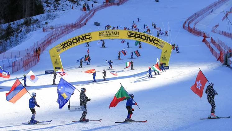 Sport Themen der Woche KW07 Sport Bilder des Tages ALPINE SKIING - FIS Ski WC Courchevel Meribel COURCHEVEL,FRANCE,19.FEB.23 - ALPINE SKIING - FIS Alpine World Ski Championships, closing ceremony. Image shows kids with flags.  GEPAxpictures xMarioxBuehner