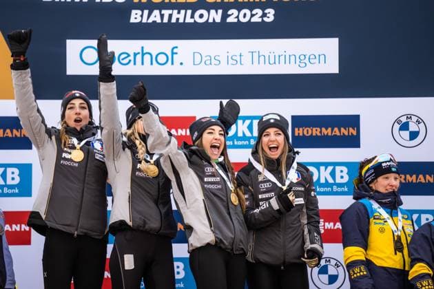 230219 gold medalists Lisa Vittozzi, Hannah Auchentaller, Dorothea Wierer and Samuela Comola of Italy celebrate after the medal ceremony for Women s 4x6 km Relay during the IBU Biathlon World Championships on February 19, 2023 in Oberhof. Photo: Mathias Bergeld BILDBYRAN kod MB MB0560 skidskytte biathlon skiskyting skidskytte-vm vm ibu world championships biathlon world championships day 12 bbeng dam women kvinner masstart mass start Copyright: MATHIASxBERGELD BB230219MB180