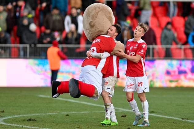 Sport Themen der Woche KW07 Sport Bilder des Tages Utkani 20. kola prvni fotbalove ligy: FK Pardubice - Trinity Zlin, 19. unora 2023, Pardubice. Hraci Pardubic se raduji z vyhry. CTKPhotoP2023021905050  CTKPhotoP2023021905050