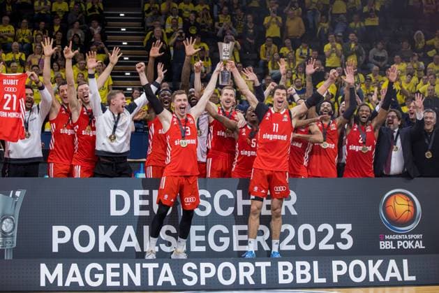Bilder des Jahres 2023, Sport 02 Februar Sport Themen der Woche KW07 Sport Bilder des Tages Oldenburg, Niedersachsen, DEU, 19.02.2023, FC Bayern München Basketball ist BBL Pokalsieger. EWE Baskets Oldenburg vs. FC Bayern München Basketball. BBL Pokal Finale Top Four 2023. BBL Pokal Finale EWE Baskets Oldenburg vs. FC Bayern München Basketball *** Oldenburg, Lower Saxony, DEU, 19 02 2023, FC Bayern Munich Basketball is BBL Cup Winner EWE Baskets Oldenburg vs FC Bayern Munich Basketball BBL Cup Final Top Four 2023 BBL Cup Final EWE Baskets Oldenburg vs FC Bayern Munich Basketball