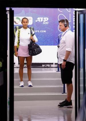 Leylah Fernandez (CAN) steht im Gang und wartet auf das Zeichen vom TV Mann um den Platz zu betreten, Tennis - Dubai Tennis Championships 2023 - WTA, Tennis Damen - Dubai Duty Free Tennis Stadium - Dubai - - United Arab Emirates - 20 February 2023. Copyright: xJuergenxHasenkopfx