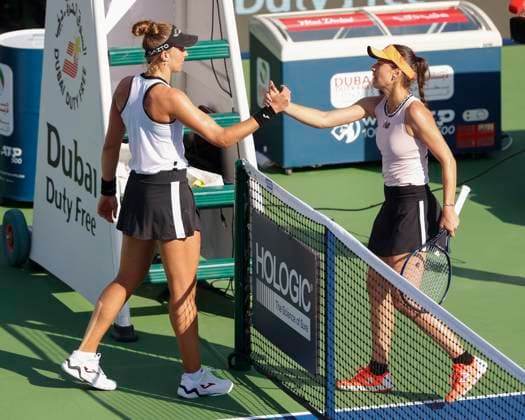 L-R. Beatriz Haddad Maia gratuliert der Siegerin Sorana Cirstea Tennis - Dubai Tennis Championships 2023 - WTA, Tennis Damen - Dubai Duty Free Tennis Stadium - Dubai - - United Arab Emirates - 20 February 2023. Copyright: xJuergenxHasenkopfx