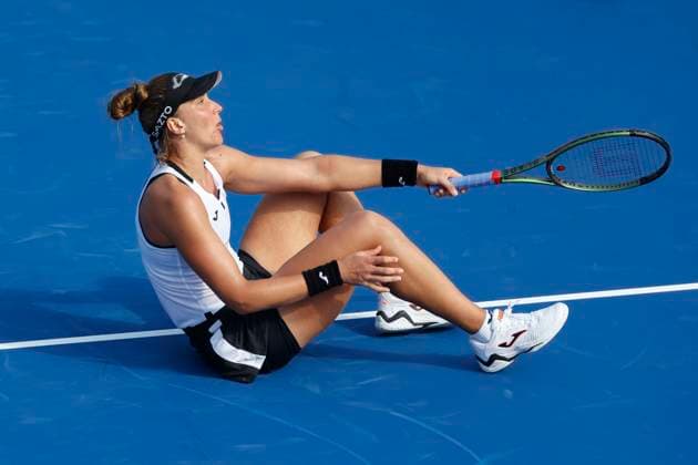 Beatriz Haddad Maia rutscht aus und stuerzt zu Boden Tennis - Dubai Tennis Championships 2023 - WTA, Tennis Damen - Dubai Duty Free Tennis Stadium - Dubai - - United Arab Emirates - 20 February 2023. Copyright: xJuergenxHasenkopfx