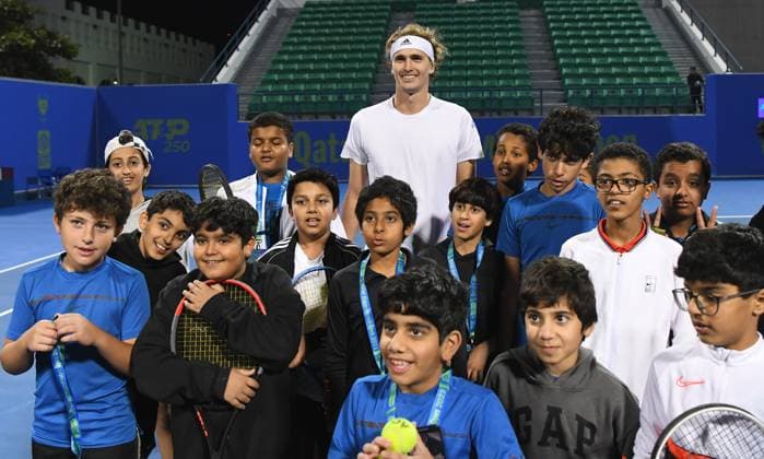 Sport Themen der Woche KW08 Sport Bilder des Tages 2023 ATP, Tennis Herren Qatar ExxonMobil Open Alexander Zverev (GER), Kids Clinic Alexander Zverev (GER), Kids Clinic *** 2023 ATP Qatar ExxonMobil Open Alexander Zverev GER , Kids Clinic Alexander Zverev GER , Kids Clinic