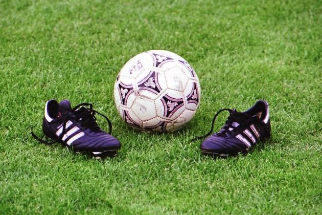RECORD DATE NOT STATED Aus 2. BL. Saison 1991 92 Hannover 96 - Hertha BSC Berlin 2:2 am 15.09.1991. Im Foto: Motiv Adidas Fußballschuhe und Adidas Ball aus der Saison 1991 92 *** From 2 BL season 1991 92 Hannover 96 Hertha BSC Berlin 2 2 on 15 09 1991 In photo motive Adidas soccer shoes and Adidas ball from season 1991 92