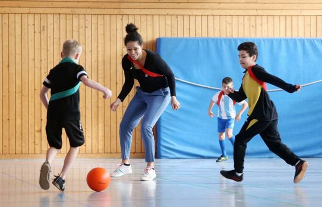 Sport Bilder des Tages BAU 21.02.2023 Stuttgart-Untertürkheim Fußball Medientermin UEFO Euro 2024 mit Turnierdirektor Philipp Lahm und Botschafterin Celia Sasic, Celia Sasic (links) spielt mit den Kindern Fußball
