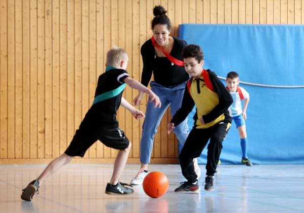 BAU 21.02.2023 Stuttgart-Untertürkheim Fußball Medientermin UEFO Euro 2024 mit Turnierdirektor Philipp Lahm und Botschafterin Celia Sasic, Celia Sasic (links) spielt mit den Kindern Fußball