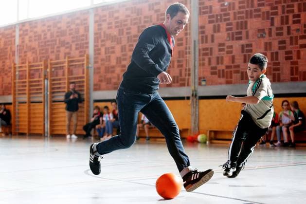 BAU 21.02.2023 Stuttgart-Untertürkheim Fußball Medientermin UEFO Euro 2024 mit Turnierdirektor Philipp Lahm und Botschafterin Celia Sasic, Philipp Lahm (links) spielt mit den Kindern Fußball
