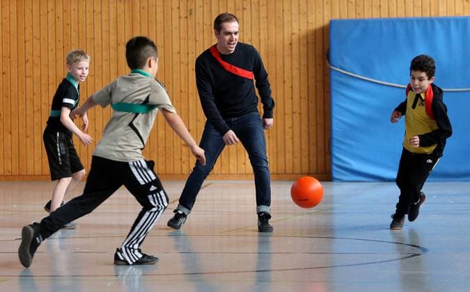 BAU 21.02.2023 Stuttgart-Untertürkheim Fußball Medientermin UEFO Euro 2024 mit Turnierdirektor Philipp Lahm und Botschafterin Celia Sasic, Philipp Lahm spielt mit den Kindern Fußball