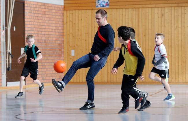 BAU 21.02.2023 Stuttgart-Untertürkheim Fußball Medientermin UEFO Euro 2024 mit Turnierdirektor Philipp Lahm und Botschafterin Celia Sasic, Philipp Lahm spielt mit den Kindern Fußball