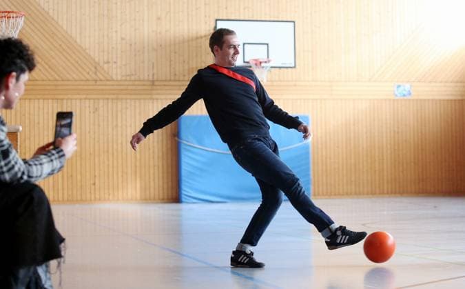 BAU 21.02.2023 Stuttgart-Untertürkheim Fußball Medientermin UEFO Euro 2024 mit Turnierdirektor Philipp Lahm und Botschafterin Celia Sasic, Philipp Lahm am Ball