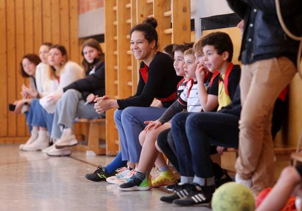 BAU 21.02.2023 Stuttgart-Untertürkheim Fußball Medientermin UEFO Euro 2024 mit Turnierdirektor Philipp Lahm und Botschafterin Celia Sasic, Celia Sasic auf der Bank mit den Kindern