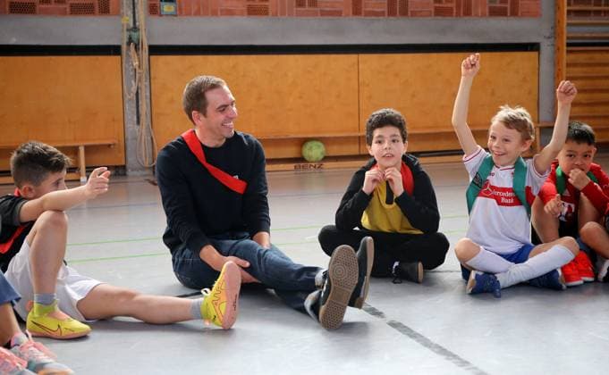BAU 21.02.2023 Stuttgart-Untertürkheim Fußball Medientermin UEFO Euro 2024 mit Turnierdirektor Philipp Lahm und Botschafterin Celia Sasic, Philipp Lahm beantwortet Fragen der Kinder