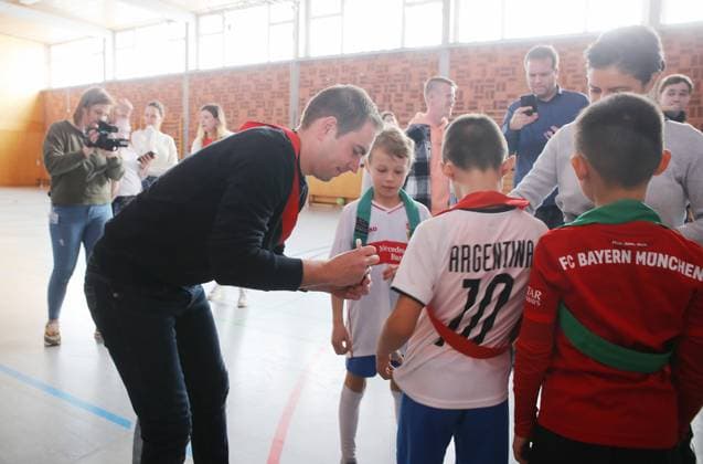 BAU 21.02.2023 Stuttgart-Untertürkheim Fußball Medientermin UEFO Euro 2024 mit Turnierdirektor Philipp Lahm und Botschafterin Celia Sasic, Philipp Lahm (links) schreibt Autogramme