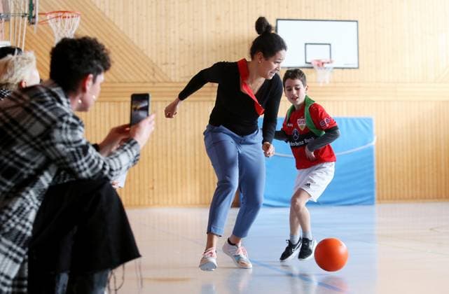 BAU 21.02.2023 Stuttgart-Untertürkheim Fußball Medientermin UEFO Euro 2024 mit Turnierdirektor Philipp Lahm und Botschafterin Celia Sasic, Celia Sasic (links) spielt mit den Kindern Fußball