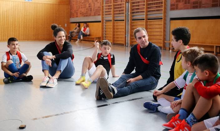 BAU 21.02.2023 Stuttgart-Untertürkheim Fußball Medientermin UEFO Euro 2024 mit Turnierdirektor Philipp Lahm und Botschafterin Celia Sasic, Celia Sasic (2.v.l.) und Philipp Lahm (4.v.l.) beantworten Fragen der Kinder