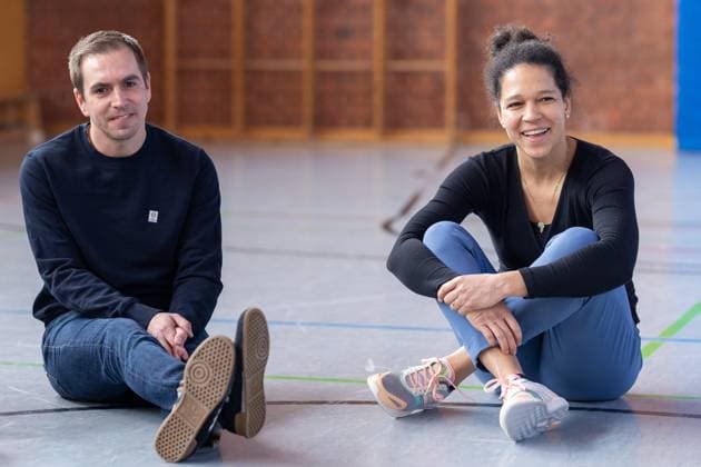 Celia Sasic (ehemalige Nationalspielerin, Botschafterin EURO 2024) und Philipp Lahm (ehemaliger Nationalspieler, Tunierdirektor EURO 2024) sitzen im Kreis mit den Kindern des Projektes. Im Rahmen eines Working Visits im Vorfeld der UEFA EURO, EM, Europameisterschaft,Fussball 2024 besuchen der Tunierdirektor Philipp Lahm (ehemaliger deutschen Nationalspieler) und Botschafterin Celia Sasic (ehemalige Fussballerin) die Luginslandschule in Stuttgart. Im Mittelpunkt steht das Projekt Sozialkompetenz mit und durch den Fusssball Projektleiter Thomas Krombacher praesentiert das Projekt. Anschließend nehmen Sie selber daran Teil. Stuttgart, Medientermin mit Philipp Lahm und Celia Sasic, 21.02.2023 Copyright: xDennisxDuddek xEibnerxPressefotox EP_DDK