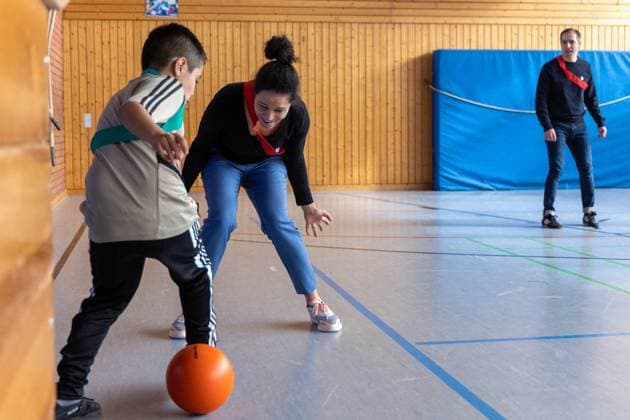Celia Sasic (ehemalige Nationalspielerin, Botschafterin EURO 2024) spielt Fusssball zusammen mit Kindern des Projektes. Im Rahmen eines Working Visits im Vorfeld der UEFA EURO, EM, Europameisterschaft,Fussball 2024 besuchen der Tunierdirektor Philipp Lahm (ehemaliger deutschen Nationalspieler) und Botschafterin Celia Sasic (ehemalige Fussballerin) die Luginslandschule in Stuttgart. Im Mittelpunkt steht das Projekt Sozialkompetenz mit und durch den Fusssball Projektleiter Thomas Krombacher praesentiert das Projekt. Anschließend nehmen Sie selber daran Teil. Stuttgart, Medientermin mit Philipp Lahm und Celia Sasic, 21.02.2023 Copyright: xDennisxDuddek xEibnerxPressefotox EP_DDK