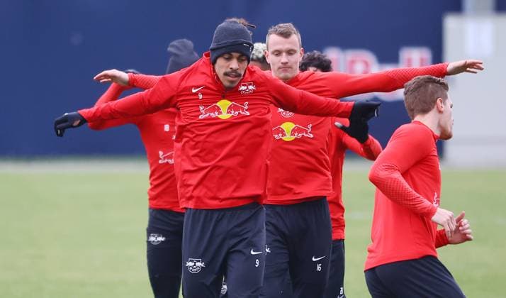 Sport Themen der Woche KW08 Sport Bilder des Tages RB Leipzig - CL - Training 21.02.2023 Leipzig, 21.02.2023, RBL Trainingszentrum, UEFA Champions League , RB Leipzig, Abschlusstraining am Vortag von RBL v. Manchester City , Im Bild: Yussuf Poulsen (9, RB Leipzig) vor Lukas Klostermann (16, RB Leipzig) , *** RB Leipzig CL training 21 02 2023 Leipzig, 21 02 2023, RBL training center, UEFA Champions League , RB Leipzig, final training the day before RBL v Manchester City , Pictured Yussuf Poulsen 9, RB Leipzig ahead of Lukas Klostermann 16, RB Leipzig , Picture Point