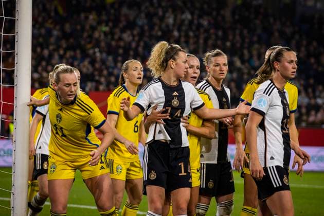 GER, LSP, Deutschland vs Schweden 21.02.2023, Schauinsland-Reisen-Arena, GER, LSP, Deutschland vs Schweden im Bild Eckball Deutschland, Lena Lattwein (DFB Frauen 14) wird umklammert,
