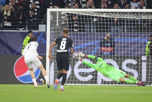 Eintracht Frankfurt - SSC Neapel, UEFA Champions League Torwart Kevin Trapp (Eintracht Frankfurt, 1) hält einen Strafstoß von Khvicha Kvaratskhelia (SSC Neapel, 77). Achtelfinale-Spiel der UEFA Champions League zwischen Eintracht Frankfurt und SSC Neapel am 21. Februar 2023 im Deutsche Bank Park in Frankfurt am Main., Frankfurt am Main Hessen Deutschland Deutsche Bank Park