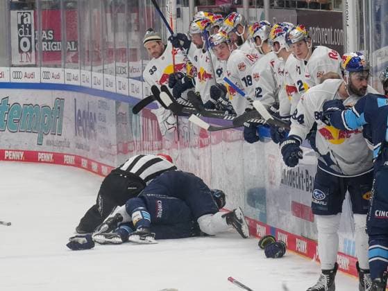 Sport Themen der Woche KW08 Sport Bilder des Tages Chris DeSousa (EHC Red Bull Muenchen, 82) mit Fabio Wagner (ERC Ingolstadt 05) am Boden. ERC Ingolstadt vs. Red Bull Muenchen, Eishockey, Penny DEL, 55. Spieltag, Saison 2022 2023, 21.02.2023 ERC Ingolstadt vs. Red Bull Muenchen, Eishockey, Penny DEL, 55. Spieltag, Saison 2022 2023, 21.02.2023 Ingolstadt *** Chris DeSousa EHC Red Bull Muenchen, 82 with Fabio Wagner ERC Ingolstadt 05 on the ground ERC Ingolstadt vs Red Bull Muenchen, ice hockey, penny DEL, 55 match day, season 2022 2023, 21 02 2023 ERC Ingolstadt vs Red Bull Muenchen, ice hockey, penny DEL, 55 match day, season 2022 2023, 21 02 2023 Ingolstadt Copyright: xEibner-Pressefoto JohannxMedveyx EP_JMY