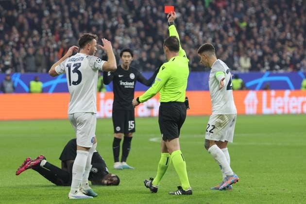 Sport Bilder des Tages Randal Kolo Muani (Eintracht Frankfurt , Nr. 9) sieht die Rote Karter am Boden liegend von Schiedsrichter Artur Dias (POR) nach Foul an Andre-Frank Samba Anguissa (SSC, Nr. 99) , Eintracht Frankfurt - SSC Napoli, Eintracht Frankfurt - SSC Neapel, Champions League, CL, Saison 2022 2023, 16tel-Finale, Runde der letzten 16, 21.02.2023, -