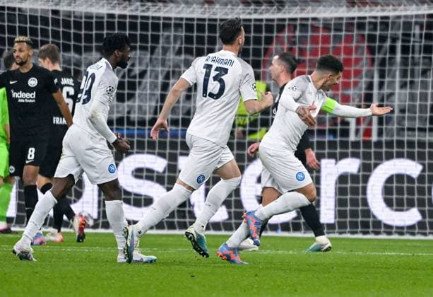 21.02.2023, xpsx, Fussball UEFA Champions League Achtelfinale Hinspiel, Eintracht Frankfurt - SSC Neapel v.l. celebrate the goal, Torjubel zum 0:2 Torschütze Giovanni di Lorenzo of SSC Neapel (DFL DFB REGULATIONS PROHIBIT ANY USE OF PHOTOGRAPHS as IMAGE SEQUENCES and or QUASI-VIDEO) emspor Frankfurt