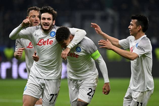 Sport Bilder des Tages Sport Bilder des Tages 21.02.2023, xjhx, Fussball UEFA Champions League 1 8 Finale, Eintracht Frankfurt - SSC Neapel emspor, v.l. Torjubel nach dem Tor zum celebrating the goal celebrate 0:2 durch Giovanni di Lorenzo of SSC Neapel (DFL DFB REGULATIONS PROHIBIT ANY USE OF PHOTOGRAPHS as IMAGE SEQUENCES and or QUASI-VIDEO) Frankfurt am Main