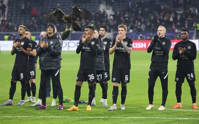 Sport Bilder des Tages Sport Bilder des Tages 21.02.2023, Fussball UEFA Champions League, Achtelfinale Hinspiel, Eintracht Frankfurt - SSC Neapel, emonline, emspor, v.l., Timothy Chandler (Eintracht Frankfurt), Ansgar Knauff (Eintracht Frankfurt), Kristijan Jakic (Eintracht Frankfurt), Sebastian Rode (Eintracht Frankfurt) bedanken sich bei den Fans, bedanken, Dank, Mannschaft nach dem Spiel, after the match, bedankt sich bei den Fans, applauds the fans DFL DFB REGULATIONS PROHIBIT ANY USE OF PHOTOGRAPHS AS IMAGE SEQUENCES AND OR QUASI-VIDEO. xdcx Copyright: HMBxMedia