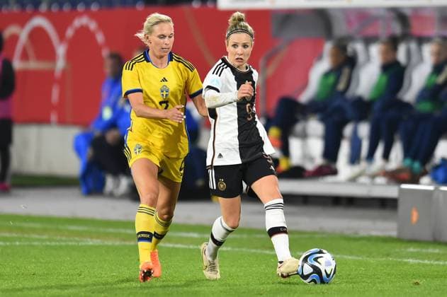 Fußball Frauen Länderspiel Deutschland - Schweden am 21.02.2023 in der Schauinsland-Reisen-Arena in Duisburg Jonna Andersson ( Schweden ), links - Svenja Huth ( Deutschland ), rechts DFB regulations prohibit any use of photographs as image sequences and or quasi-video. Nordrhein-Westfalen Deutschland