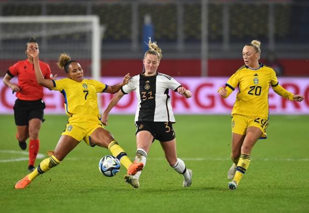 Fußball Frauen Länderspiel Deutschland - Schweden am 21.02.2023 in der Schauinsland-Reisen-Arena in Duisburg Madelen Janogy ( Schweden ), links - Janina Minge ( Deutschland ), mitte - Hanna Bennison ( Schweden ), rechts DFB regulations prohibit any use of photographs as image sequences and or quasi-video. Nordrhein-Westfalen Deutschland