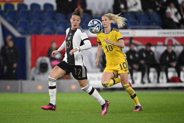 Felicitas Rauch (Deutschland), li., gegen Sofia Jakobsson (Schweden) 21.02.2023, Fussball, Frauen Nationalmannschaft, Testspiel, Deutschland - Schweden 0:0, Duisburg Schauinsland Reisen Arena Nordrhein Westfalen Deutschland
