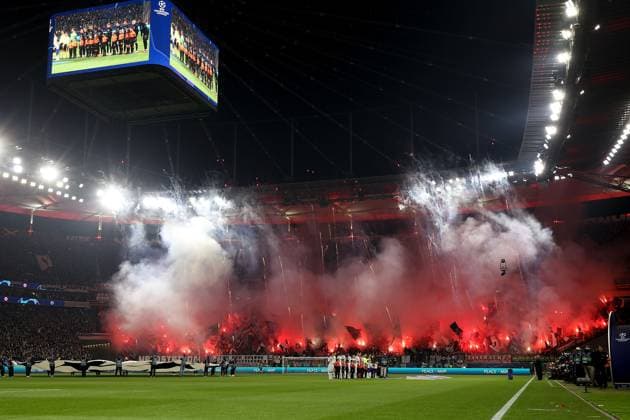 Frankfurt am Main, 21.02.2023 Achtelfinal-Hinspiele in der UEFA Champions League Eintracht Frankfurt - SSC Napoli v.l., Fans,Stimmung, Schals, Trikots, Emotionen, Choreo, Feuer, Pyrotechnik, Pyro, Rauch, Feuer, Randale, Bengalos, Rauchbomben, pirotecnica, fumo, fuoco, Wunderkerzen (DFL REGULATIONS PROHIBIT ANY USE OF PHOTOGRAPHS AS IMAGE SEQUENCES AND OR QUASI-VIDEO) Copyright: JoaquimxFerreira