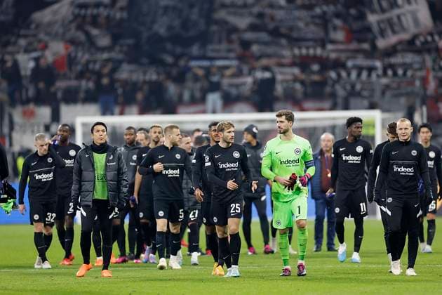 Die Mannschaft von Eintracht Frankfurt bedankt sich bei den Fans fuer die Unterstuetzung, 21.02.2023, Fussball, Champions League, Achtelfinale, Eintracht Frankfurt - SSC Neapel, GER, Frankfurt am Main, Deutsche Bank Park. Copyright: HMBxMedia xHeikoxBecker