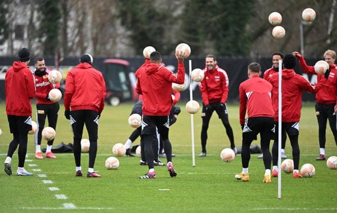 Fussball, Herren, Saison 2022 2023, Europa League, 1. FC Union Berlin, Training vor dem Spiel gegen Ajax Amsterdam, Trainer Urs Fischer (1. FC Union Berlin) wird zwei Tage nach seinem 57. Geburtstag von seinen Spielern und Trainern mit Bällen beworfen und beschossen beschossen, 22.02. 2022, Copyright: xMatthiasxKochx