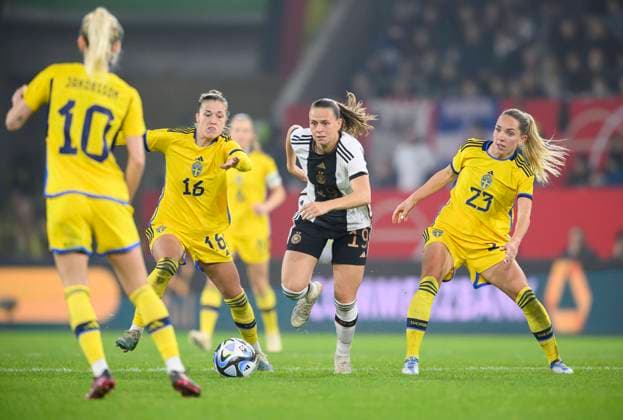 v.l. Filippa ANGELDAL (SWE), Klara BUEHL (Bühl) (GER), Elin RUBINSSON (SWE) Zweikampf, Aktion, Fussball Laenderspiel Frauen, Freundschaftsspiel, Deutschland (GER) - Schweden (SWE) 0:0, am 21.02.2023 in Duisburg Deutschland. Â