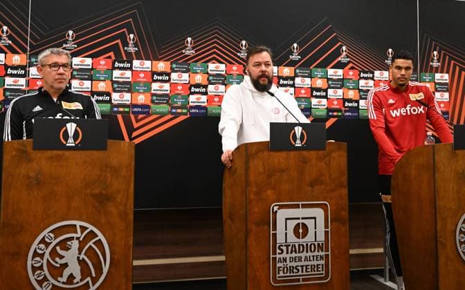 Fussball, Herren, Saison 2022 2023, Europa League, 1. FC Union Berlin, Pressekonferenz vor dem Spiel gegen Ajax Amsterdam, v.l. Trainer Urs Fischer (1. FC Union Berlin), Stadion- und Pressesprecher Christian Arbeit (1. FC Union Berlin), Danilho Doekhi (1. FC Union Berlin), 22.02. 2022, Copyright: xMatthiasxKochx