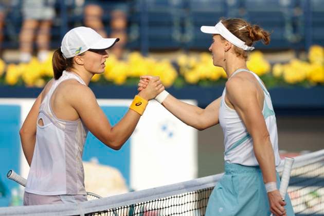 R-L. Liudmila Samsonova gratuliert der Siegerin Iga Swiatek Tennis - Dubai Tennis Championships 2023 - WTA, Tennis Damen - Dubai Duty Free Tennis Stadium - Dubai - - United Arab Emirates - 22 February 2023. Copyright: xJuergenxHasenkopfx