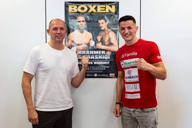 Sport Themen der Woche KW08 Sport Bilder des Tages Profi - Box - Gala Pressekonferenz 22.02.2023 Juergen BRAEHMER (links) und Robin KRASNIQI posieren vor dem alten Plakat von ihrem letzten Kampf gegeneinander *** Professional boxing gala press conference 22 02 2023 Juergen BRAEHMER left and Robin KRASNIQI pose in front of the old poster from their last fight against each other Copyright: xBEAUTIFULxSPORTS Goldbergx