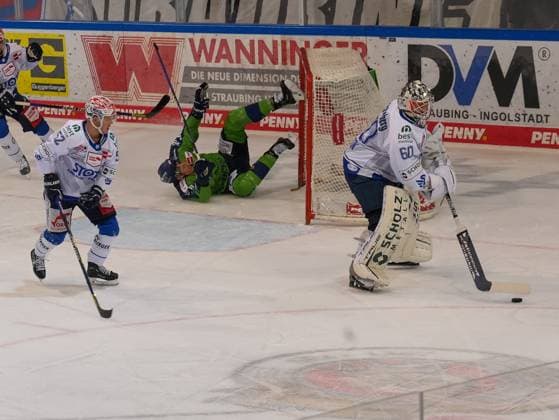 Sport Themen der Woche KW08 Sport Bilder des Tages Alex Trivellato (ERC Schwenninger Wild Wings, 53) Straubing Tigers vs. Schwenninger Wild Wings, Eishockey, Luke Adam (Straubing Tigers, 90) auf dem Weg ins Tor! Joacim Eriksson (ERC Schwenninger Wild Wings, 60) Straubing Tigers vs. Schwenninger Wild Wings, Eishockey, Penny DEL, 55. Spieltag, Saison 2022 2023, 22.02.2023 Straubing Tigers vs. Schwenninger Wild Wings, Eishockey, Penny DEL, 55. Spieltag, Saison 2022 2023, 22.02.2023 Straubing *** Alex Trivellato ERC Schwenninger Wild Wings, 53 Straubing Tigers vs Schwenninger Wild Wings, ice hockey, Luke Adam Straubing Tigers, 90 on goal Joacim Eriksson ERC Schwenninger Wild Wings, 60 Straubing Tigers vs Schwenninger Wild Wings, ice hockey, penny DEL, 55 matchday, season 2022 2023, 22 02 2023 Straubing Tigers vs Schwenninger Wild Wings, ice hockey, penny DEL, 55 matchday, season 2022 2023, 22 02 2023 Straubing Copyright: xEibner-Pressefoto JohannxMedveyx EP_JMY
