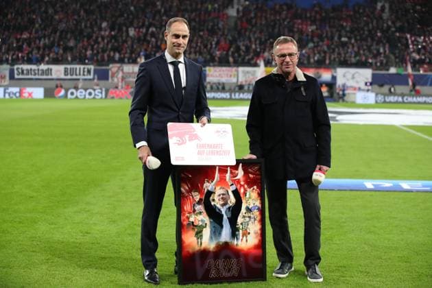 Sport Themen der Woche KW08 Sport Bilder des Tages Verabschiedung - Vorstandsvorsitzender Oliver Mintzlaff mit Ralf Rangnick - Achtelfinale Champions League Saison 2022-2023 RB Leipzig vs. Manchester City in der Red Bull Arena in Leipzig - Fussball,Deutschland,Mann,Männer,22.02.2023 *** Farewell CEO Oliver Mintzlaff with Ralf Rangnick Round of 16 Champions League season 2022 2023 RB Leipzig vs Manchester City at the Red Bull Arena in Leipzig Football,Germany,man,men,22 02 2023