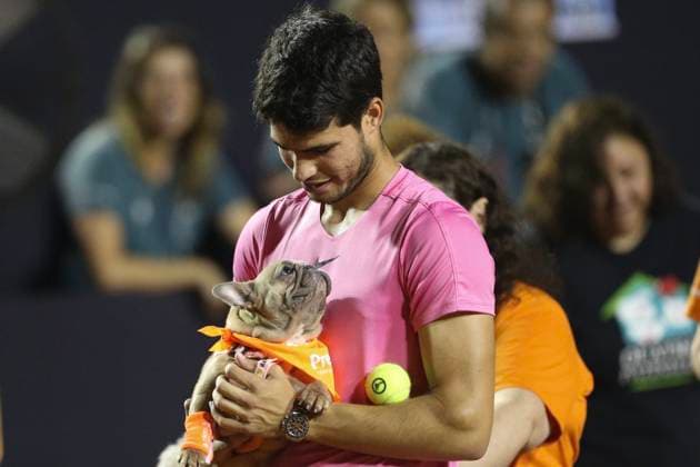Sport Themen der Woche KW08 Sport Bilder des Tages 22nd February 2023; Jockey Club Brasileiro, Rio, Brazil: ATP, Tennis Herren 500 Rio Open Tennis, Day 3; Carlos Alcaraz (ESP) poses for a photo with CaoDula after winning his match against Mateus Alves (BRA). Caodula is a one of the dogs trained to fetch the tennis ball during matches.  ActionPlus12479352 DanielxCasteloxBranco