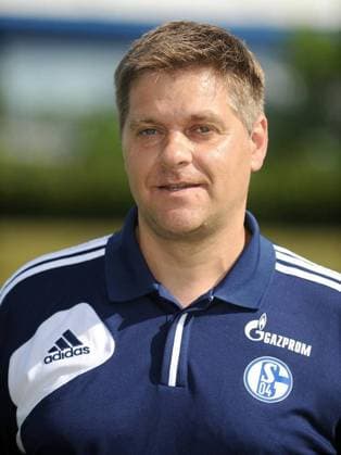 U19 des FC Schalke 04 *** NUR FÜR REDAKTIONELLE ZWECKE *** EDITORIAL USE ONLY ***<p>Oliver Ruhnert, sportlicher Leiter der Knappenschmide Mannschaftsvorstellung U19 des FC Schalke 04 (A-Junioren Bundesliga Staffel West) am Donnerstag, dem 18.07.2013, auf dem Vereinsgelände in Gelsenkirchen. Deutschland NRW Gelsenkirchen Copyright: MartinxMöller *** U19 the FC Schalke 04 *** only for editorial Purposes *** Editorial Use only *** P Oliver Ruhnert, Sporty Leader the blacksmith Team performance U19 the FC Schalke 04 A Juniors Bundesliga Season West at Thursday, the 18 07 2013, on the Club grounds in Gelsenkirchen Germany NRW Gelsenkirchen Copyright MartinxMöller Copyright: MartinxMöller docnrwhugopicture58241781 ,EDITORIAL USE ONLY