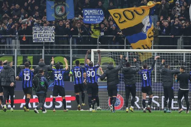 FC Internazionale vs FC Porto - UEFA Champions League 2022 23 Round of 16 - First leg - 22 02 2023 Romelu Lukaku of FC Internazionale celebrates the victory at the end of the match with his team mates during the UEFA Champions League 2022 23 Round of 16 - First leg football match between FC Internazionale and FC Porto at Giuseppe Meazza Stadium, Milan, Italy on February 22, 2023 - Photo FCI Fabrizio Carabelli Copyright: xBEAUTIFULxSPORTS Carabellix